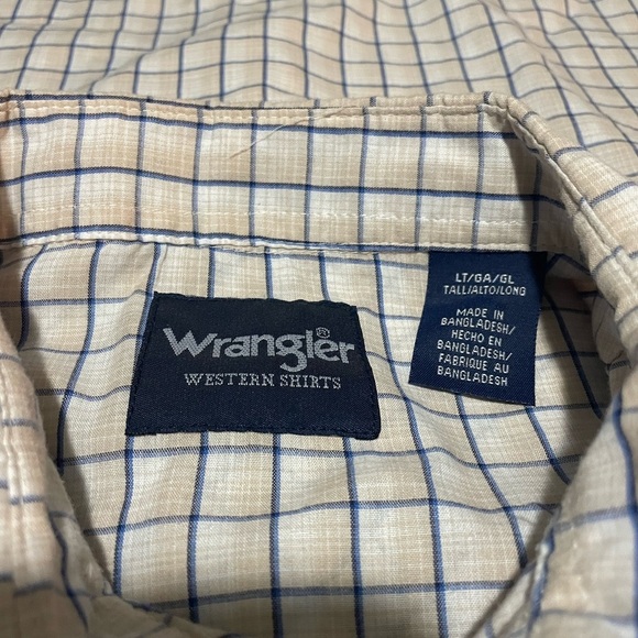 Wrangler Men’s Large Crème, White Blue Striped Short Sleeved Button Down Shirt - Picture 3 of 3